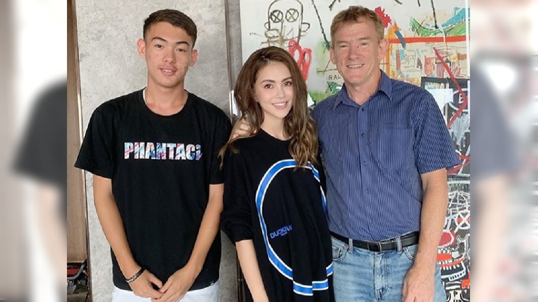 昆凌與爸爸、弟弟合照。圖／翻攝hannah_quinlivan IG