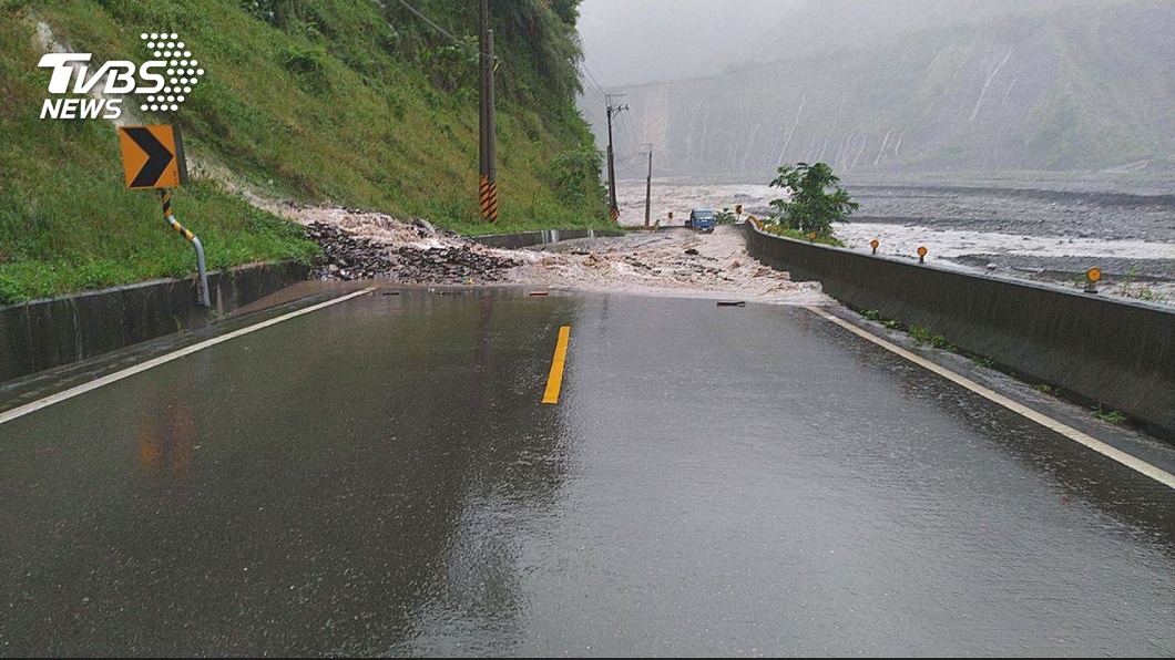 高雄山區落石不斷 雨勢減緩但土石流警戒未除