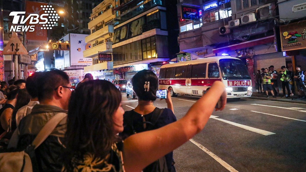 警方尖沙咀街頭追捕示威者。(圖／中央社)