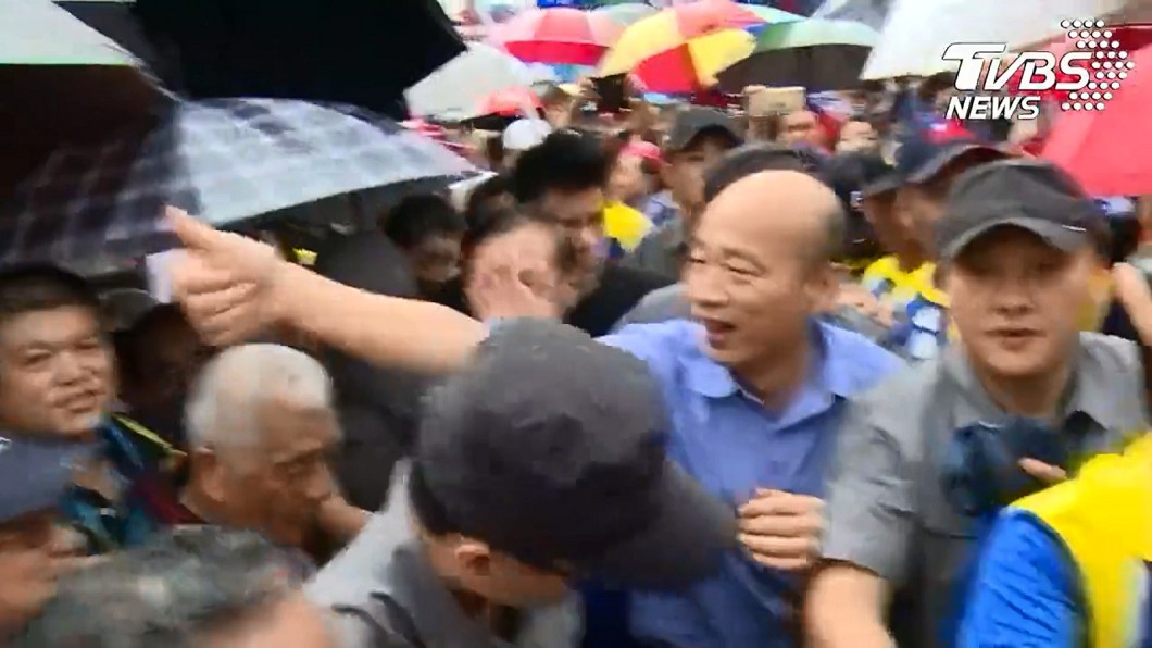韓國瑜南投拜票，受到民眾熱烈歡迎。圖／TVBS