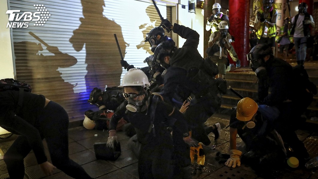 香港遊行爆激烈衝突 警方車站內無差別攻擊惹議