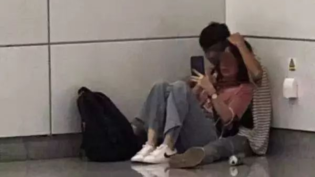 少年持刀隨機挾持長髮妹 耳邊輕語突舉刀遭警擊斃