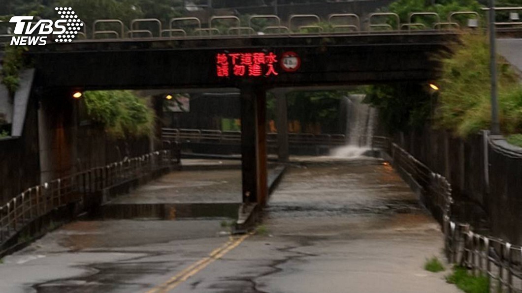 台中清晨降下大雨 多處涵洞道路淹水