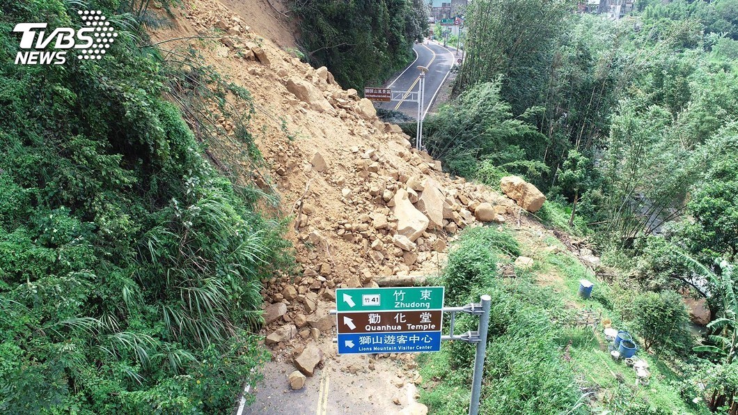 苗124線大規模土石坍塌 縣府冒雨搶通
