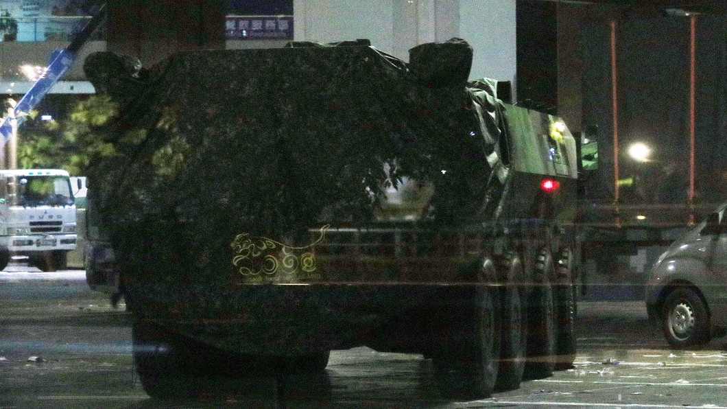 雲豹甲車M2樣車15日亮相　清晨進駐台北世貿展場
