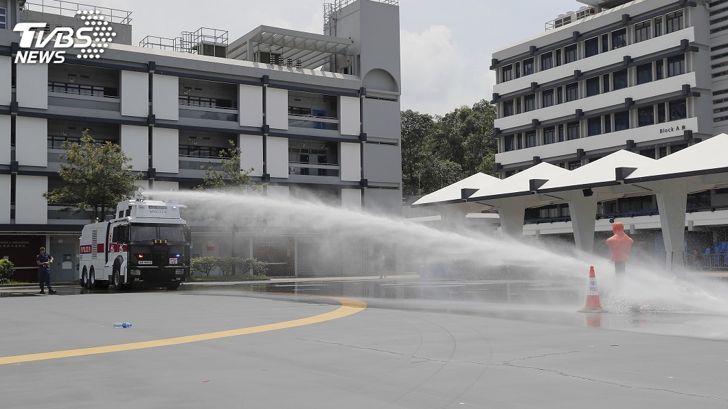 港警示範水炮車 可發射催淚劑和顏料