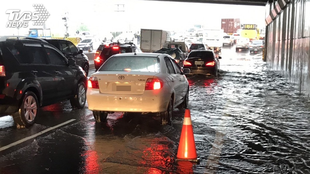 台中大雨多處淹水　中午過後積水漸退
