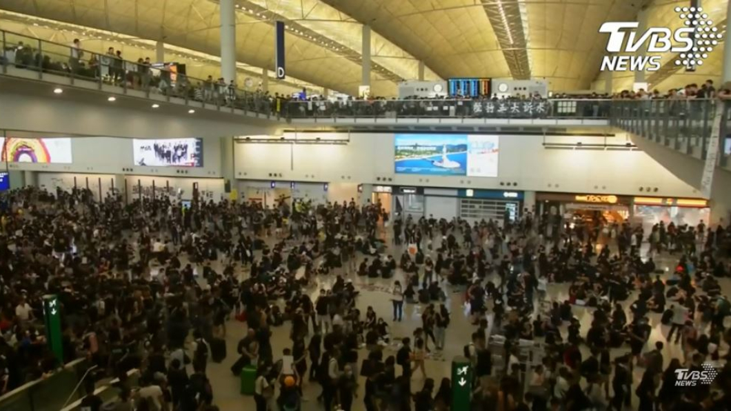 香港機場癱瘓　13日8時前暫停亞洲抵港航班降落