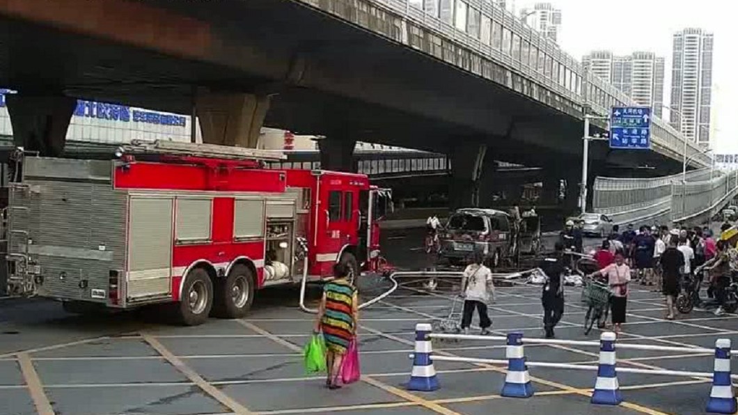 要錢不要命!汽車自燃爆炸…她救花圈不救夫