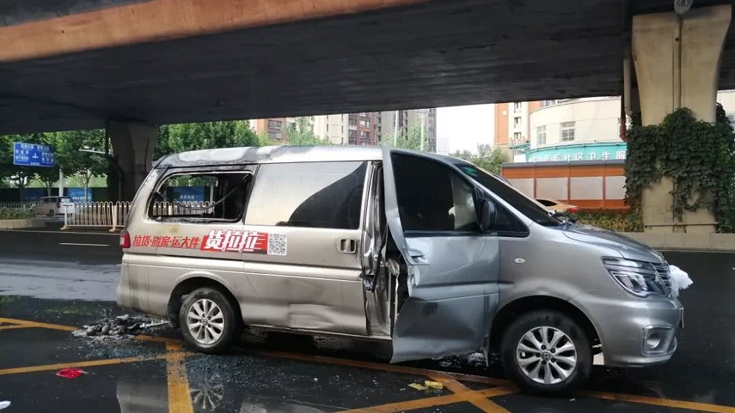 車子自燃爆炸之後，只剩下外殼。圖／翻攝倍可親網站