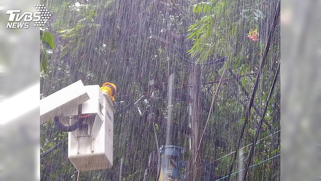 高市大寮雷擊逾200戶停電　台電漏夜搶修