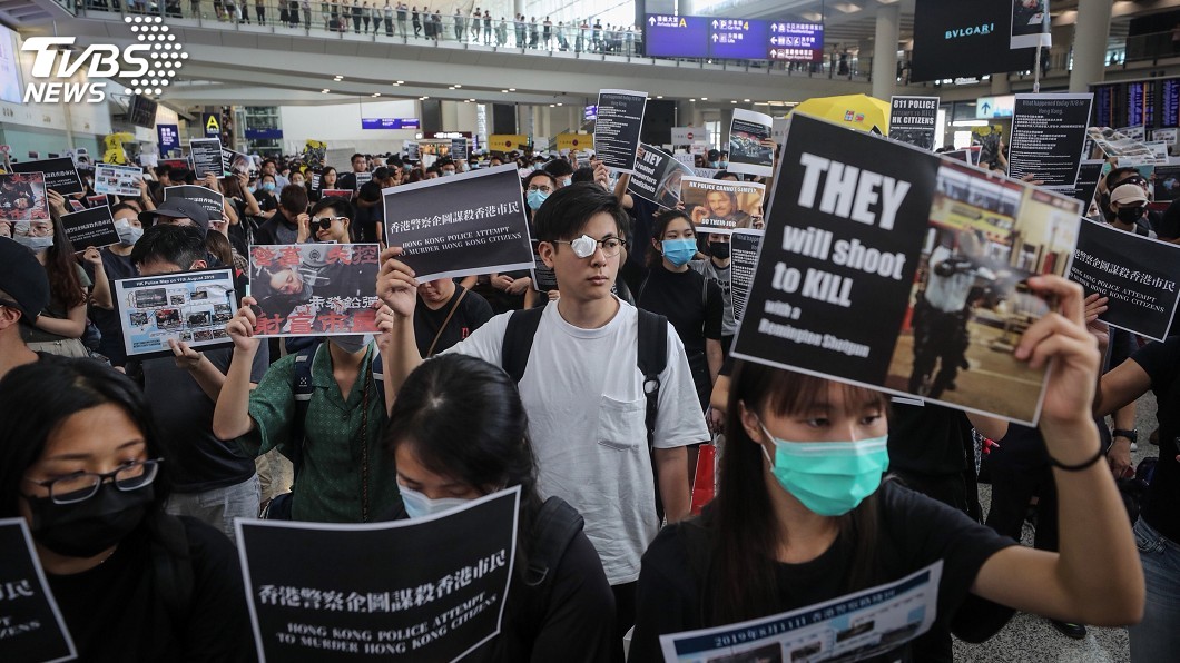 聲援眼睛被打傷女子 抗議群眾塞爆香港機場