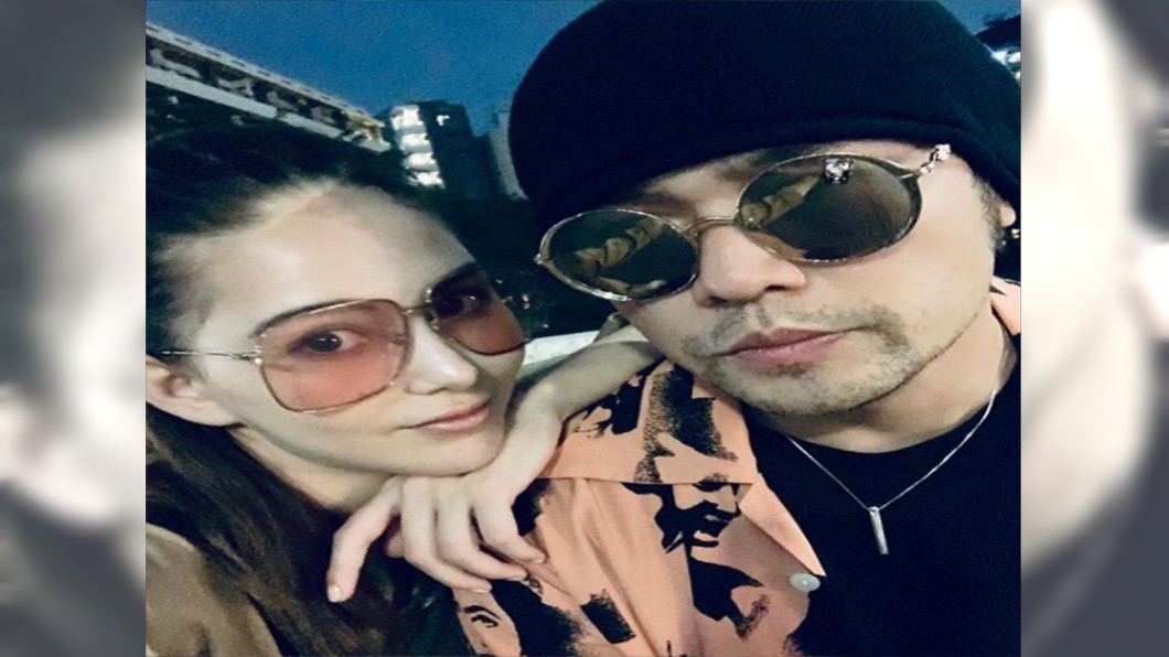 周杰倫「嘴對嘴」甜吻昆凌!老蕭閃瞎去排眼角膜