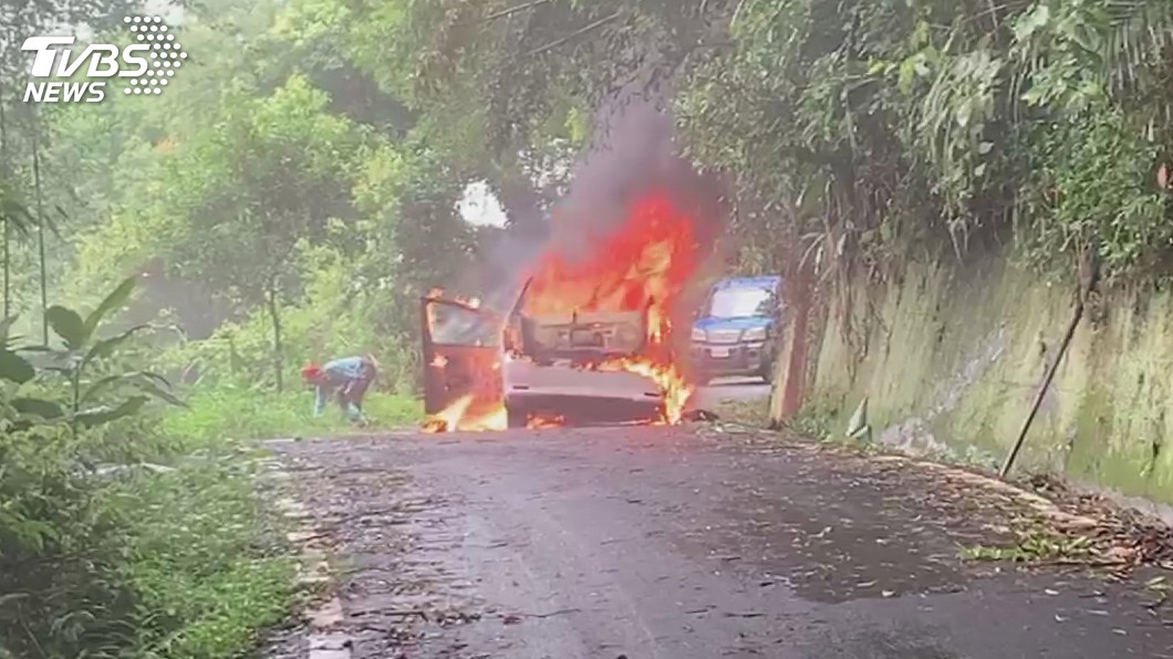 開到一半聞到燒焦味 苗栗休旅車突冒煙起火燃燒