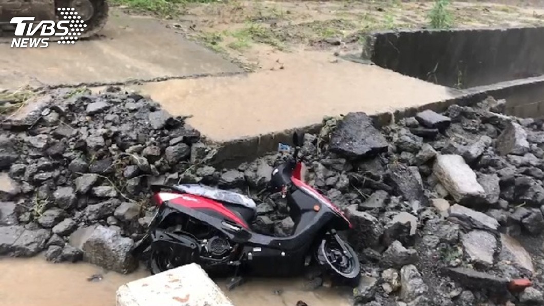 疑女騎士涉水滑倒跌落護堤　高市警消急搜救