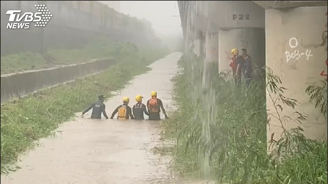 女騎士疑涉水滑倒遭大水沖走　高市警消沿路搜救