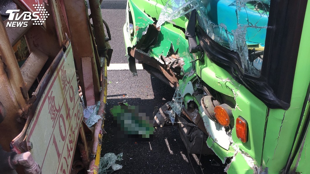 國道1號統聯客運撞拖板車 11人輕傷送醫