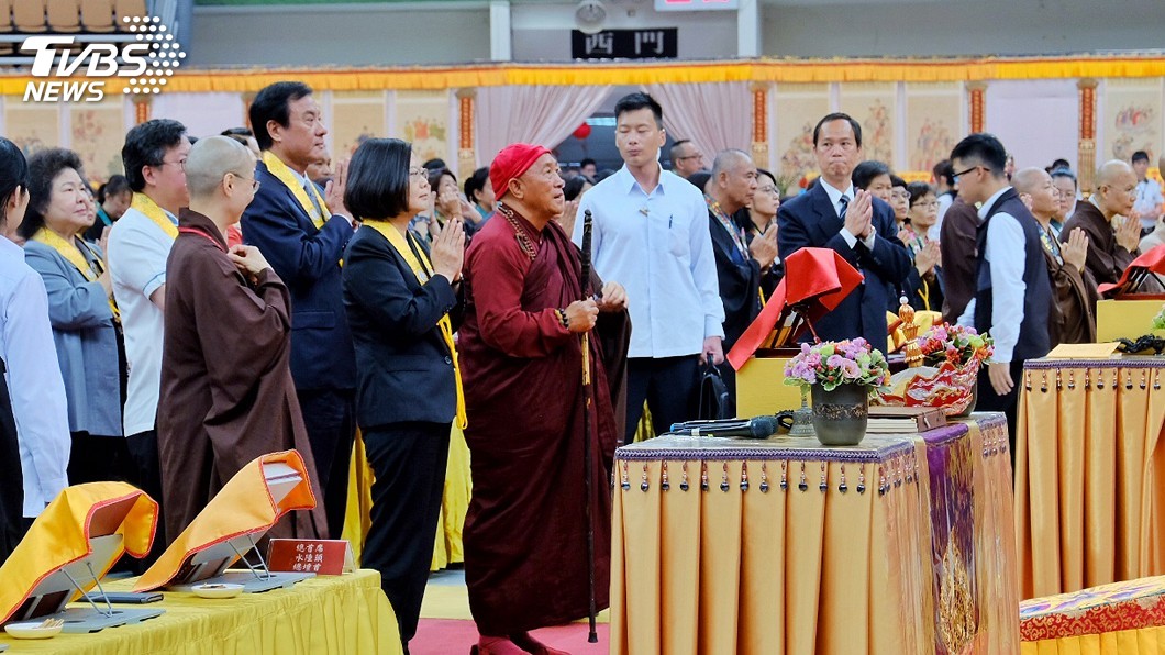 出席水陸空法會祈福 蔡總統:對民進黨選情有信心