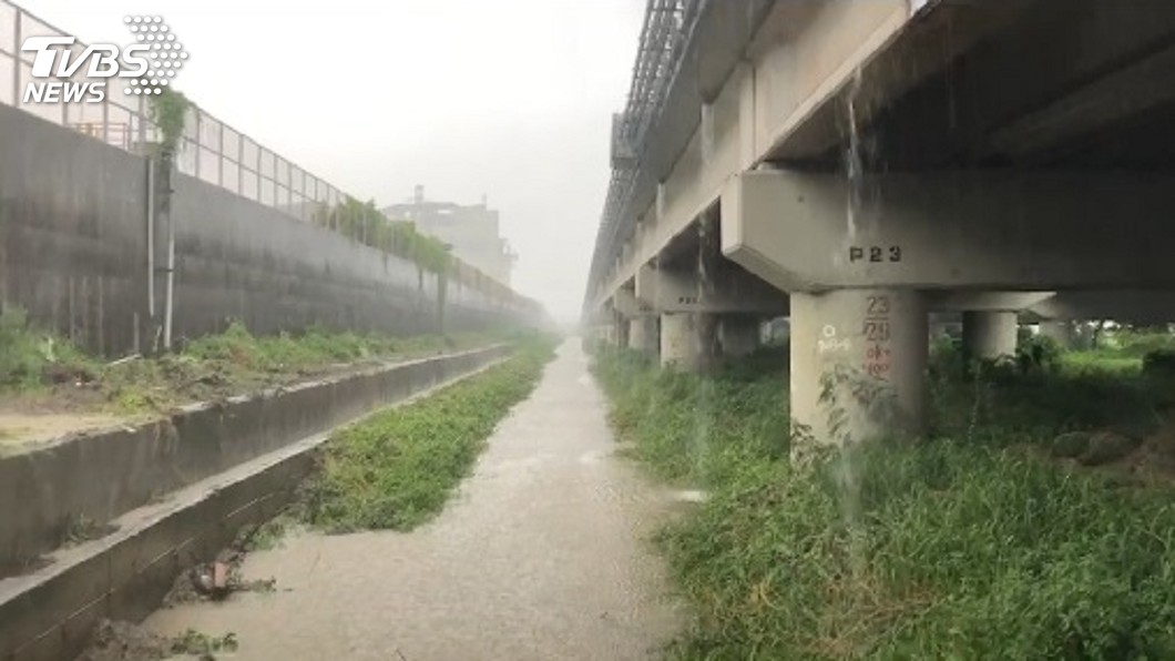 疑涉水滑倒落水 警消尋獲女騎士遺體報相驗
