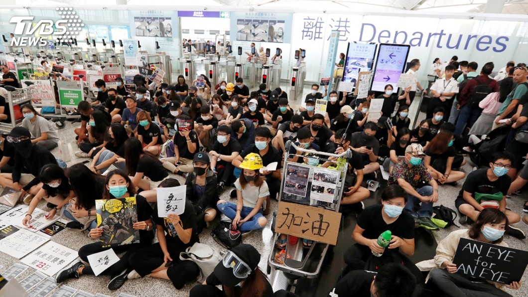 香港機場再度聚集示威者 千人反送中