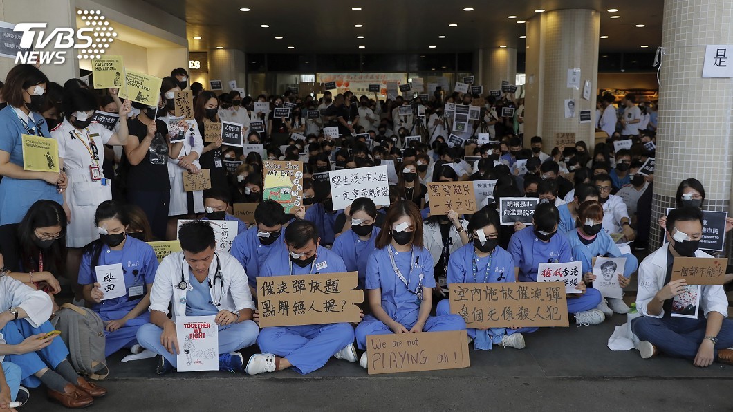 香港醫護批警察暴力 13間公立醫院靜坐抗議