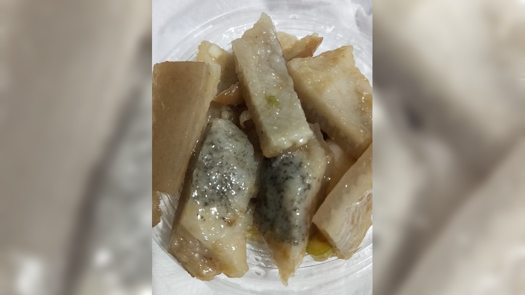 豬皮內側有黑黑的小點。圖／翻攝自爆怨公社臉書
