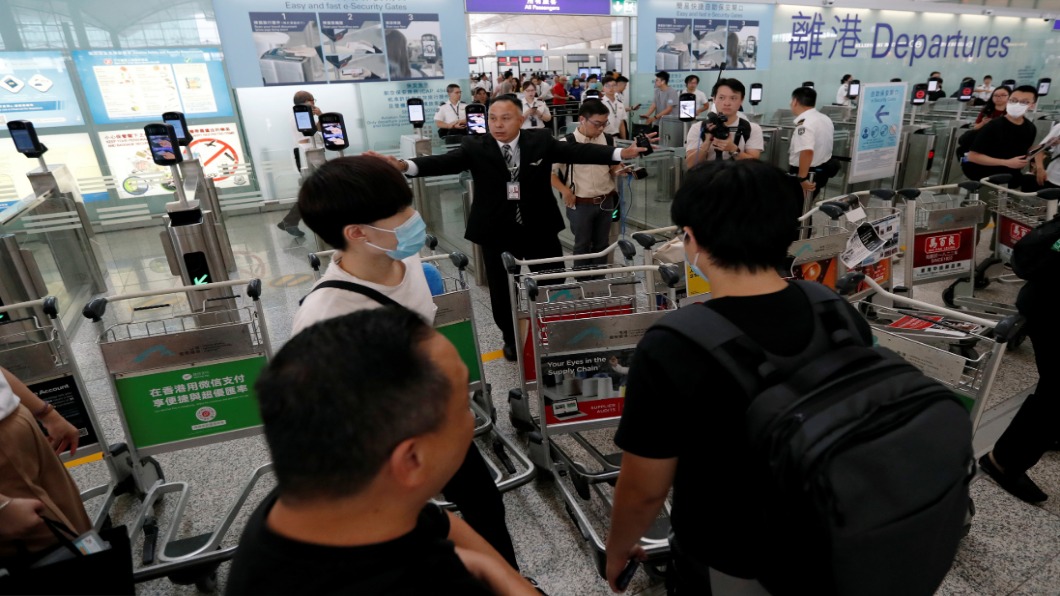 黑衣罩眼集會 港機場再癱瘓.取消310航班