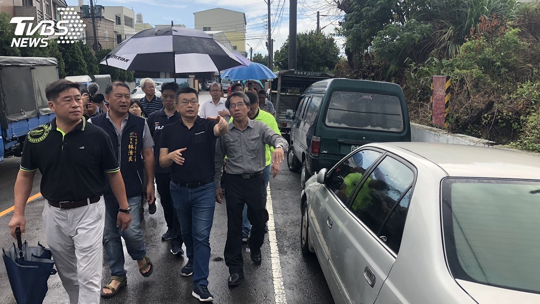 大甲岷山社區鐵道邊坡雜草叢生 蔡其昌促改善