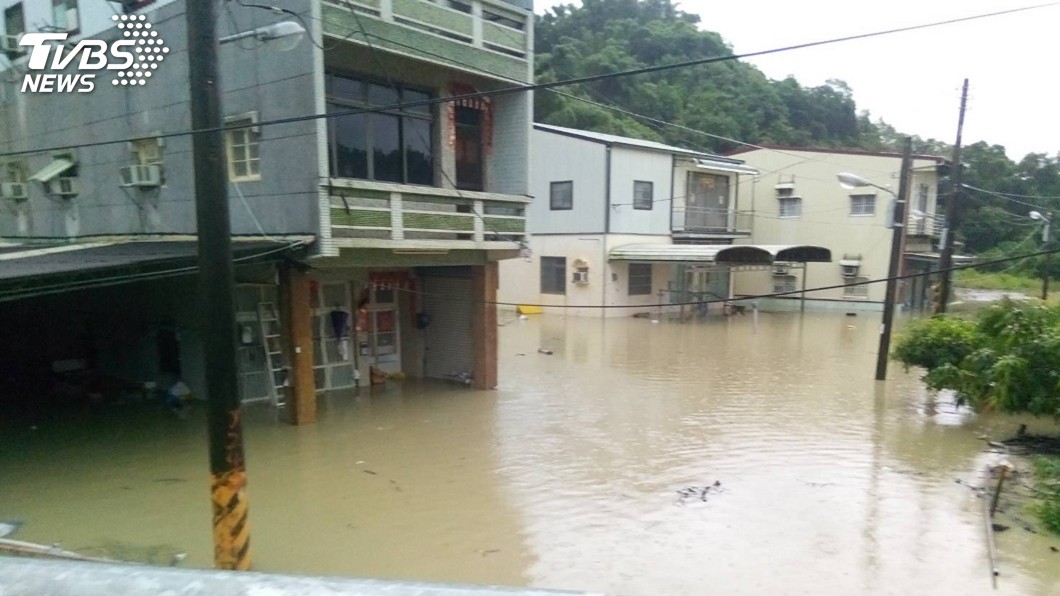 大雨下不停！　高市田寮民宅進水約一米深