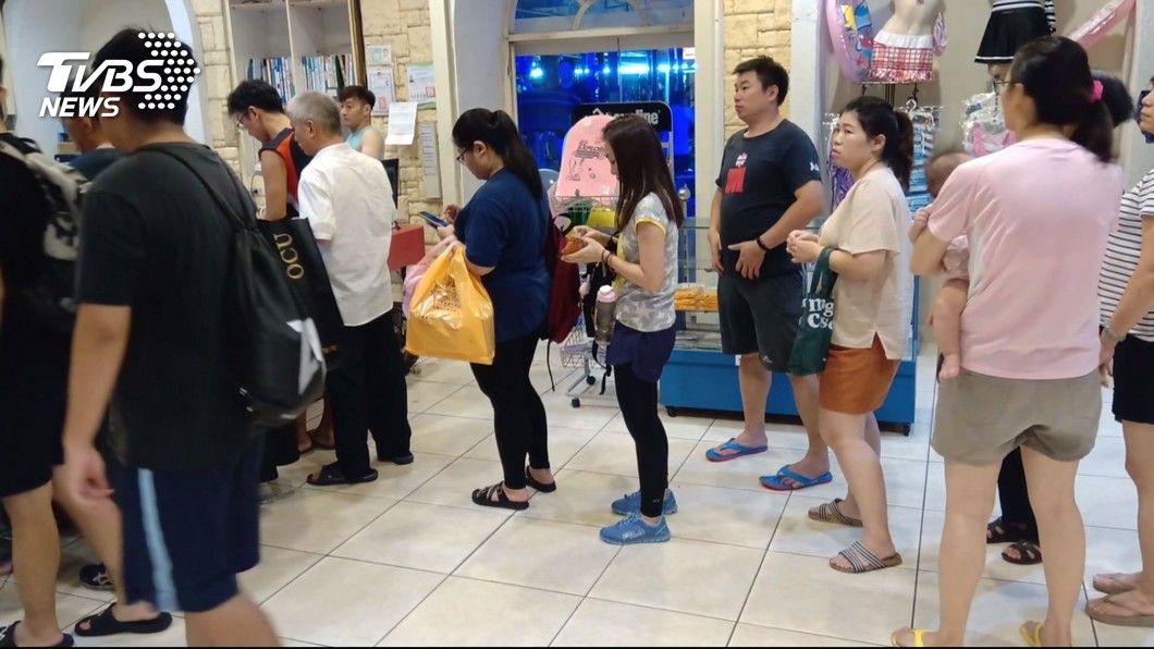 運動會館PO文3天停業　百人排隊急退費