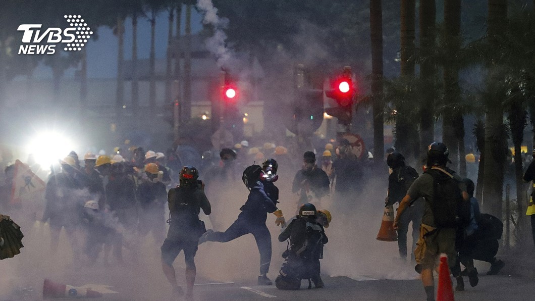 港警闖地鐵射催淚彈 UN:過度使用武力