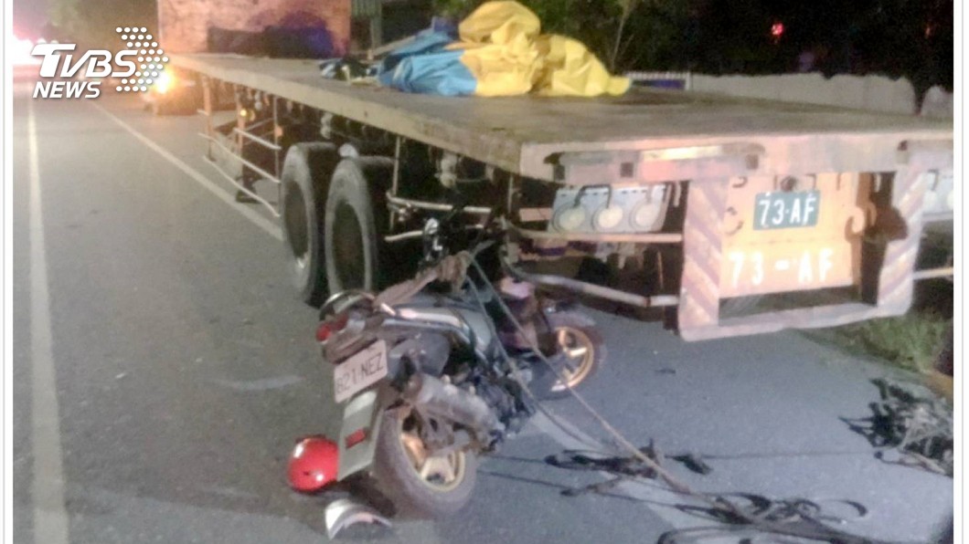 快訊/少年無照騎車載友 撞拖板車1死1傷
