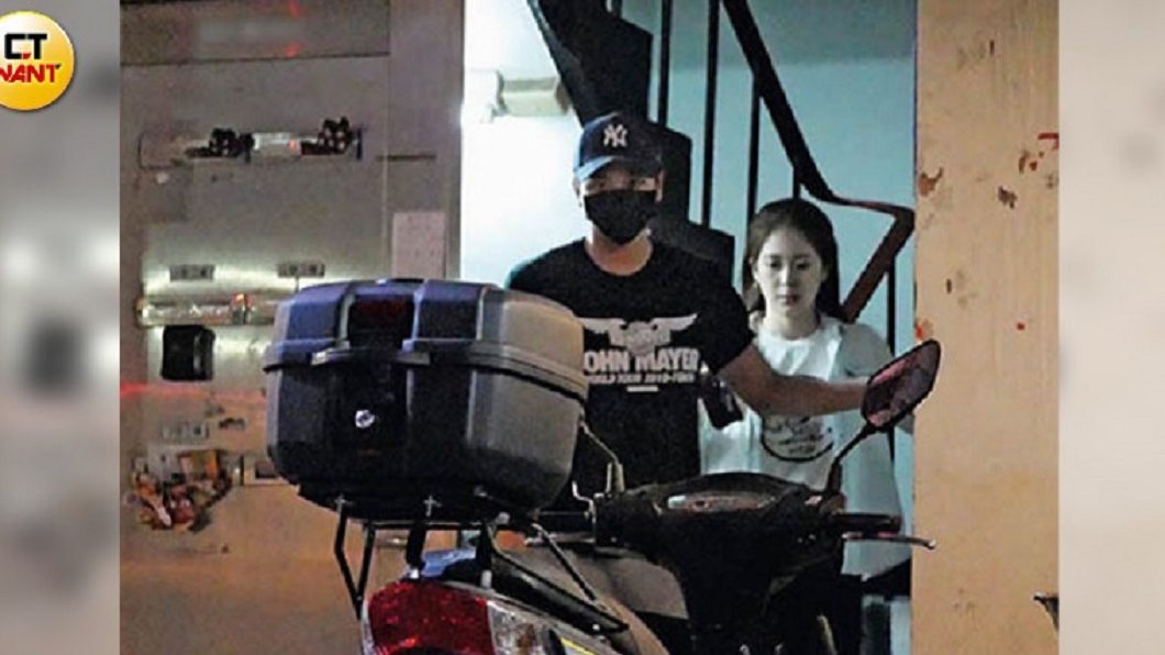小煜與女友兩人一前一後出門，準備去附近的百貨公司看電影。圖／CTWANT提供