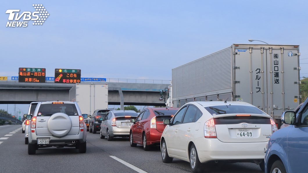 日高速公路惡駕駛　蛇行逼車急煞還打人