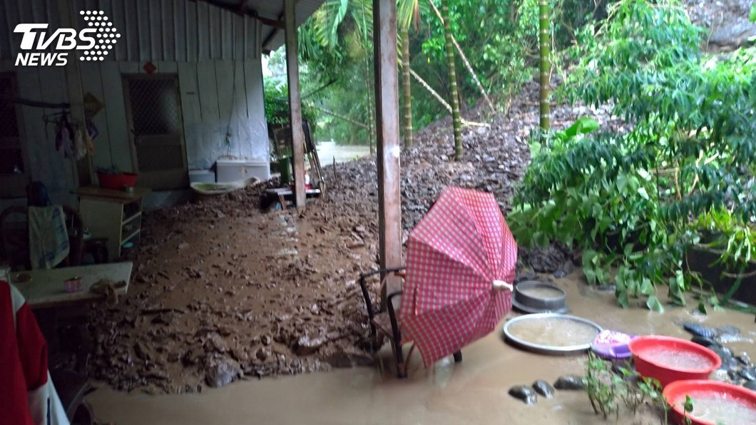 那瑪夏桃源大雨停班課　六龜泥流沖入民宅