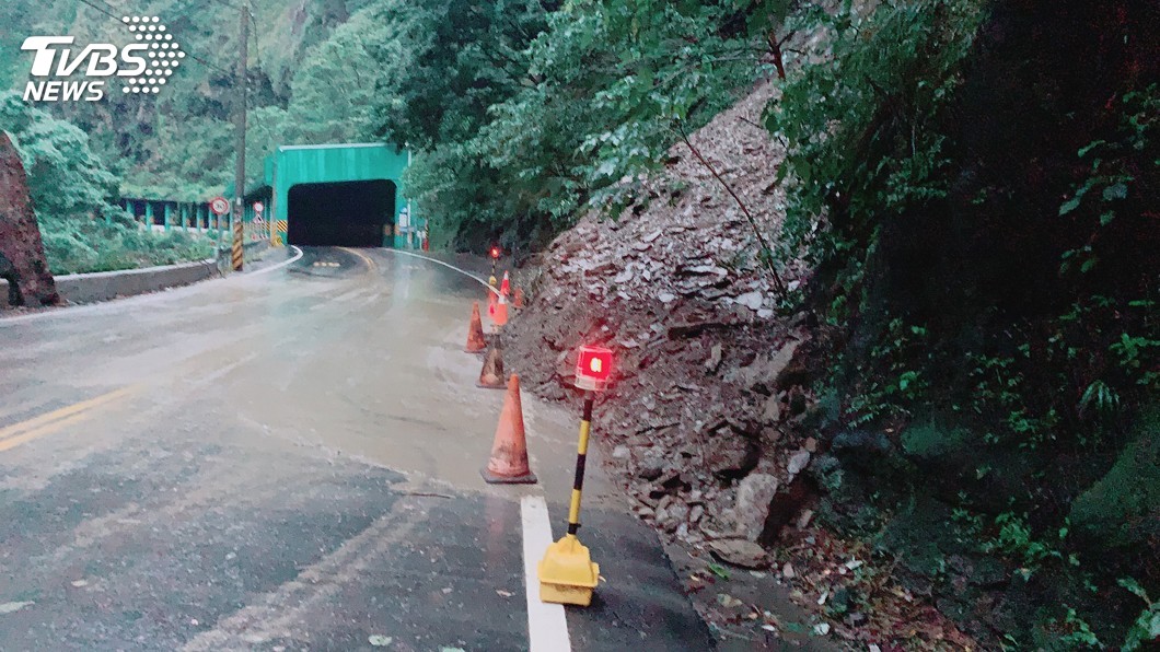人止關路段小坍方清理完成 後續刷坡作業
