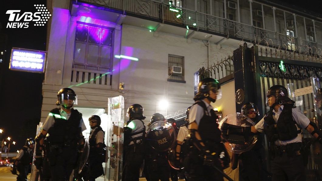 港民燒紙錢「驅魔除惡」 雷射筆照警署抗議