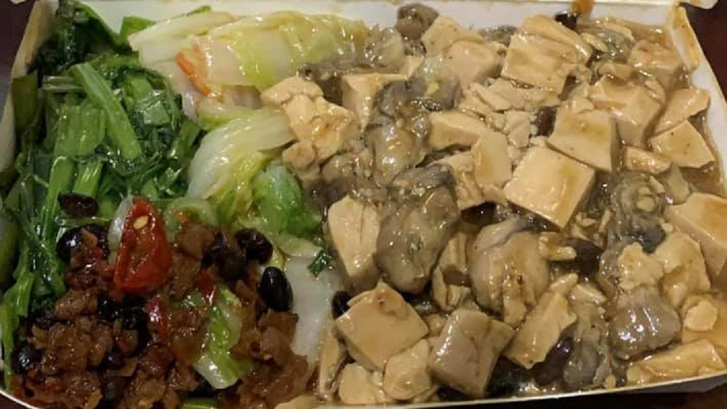 佛心阿姨!深夜買清粥小菜 豆腐鮮蚵鋪滿只要「銅板價」