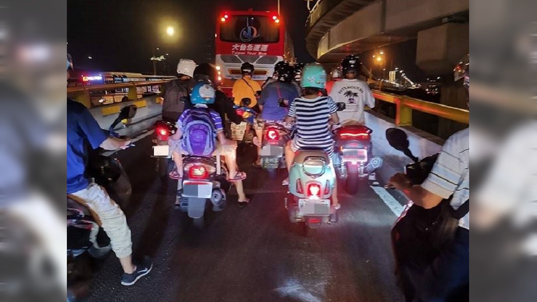 狂!遊覽車開上華江橋「機車道」 網酸:駕照雞腿換的