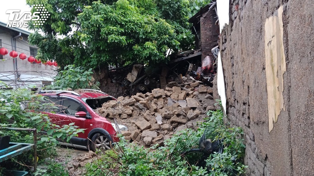 平房疑因大雨地震倒塌 獨居婦就醫躲過一劫