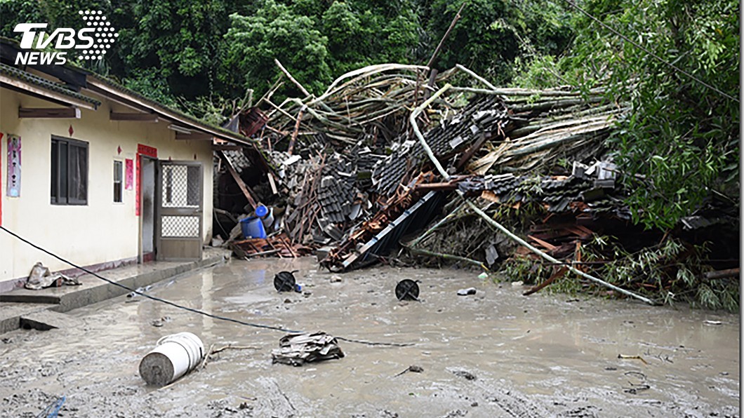 南投名間大雨不斷 土石流傾瀉而下淹沒3民宅