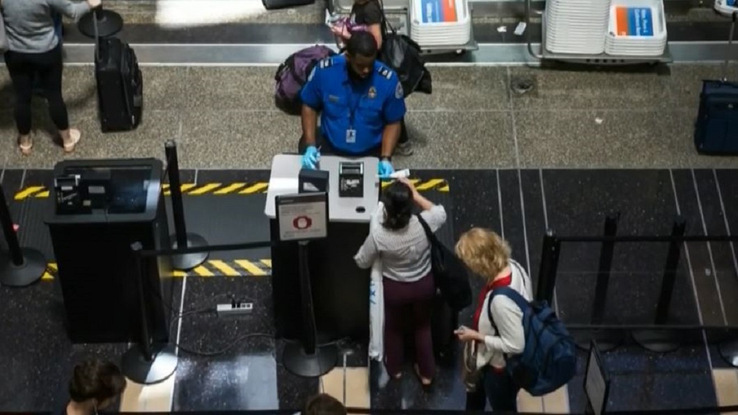 全美機場電腦大當機！　旅客排隊乾等「累到躺地」