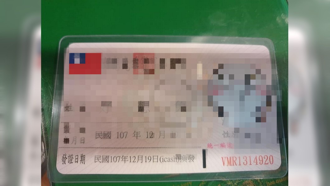電信門市辦事!他拿「這張身分證」尷尬慘:不敢去了…