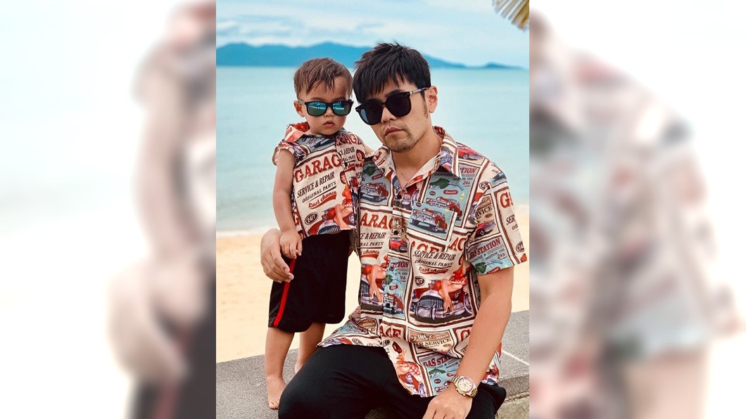 周杰倫與兒子父子裝帥翻。圖／翻攝自周杰倫IG 
