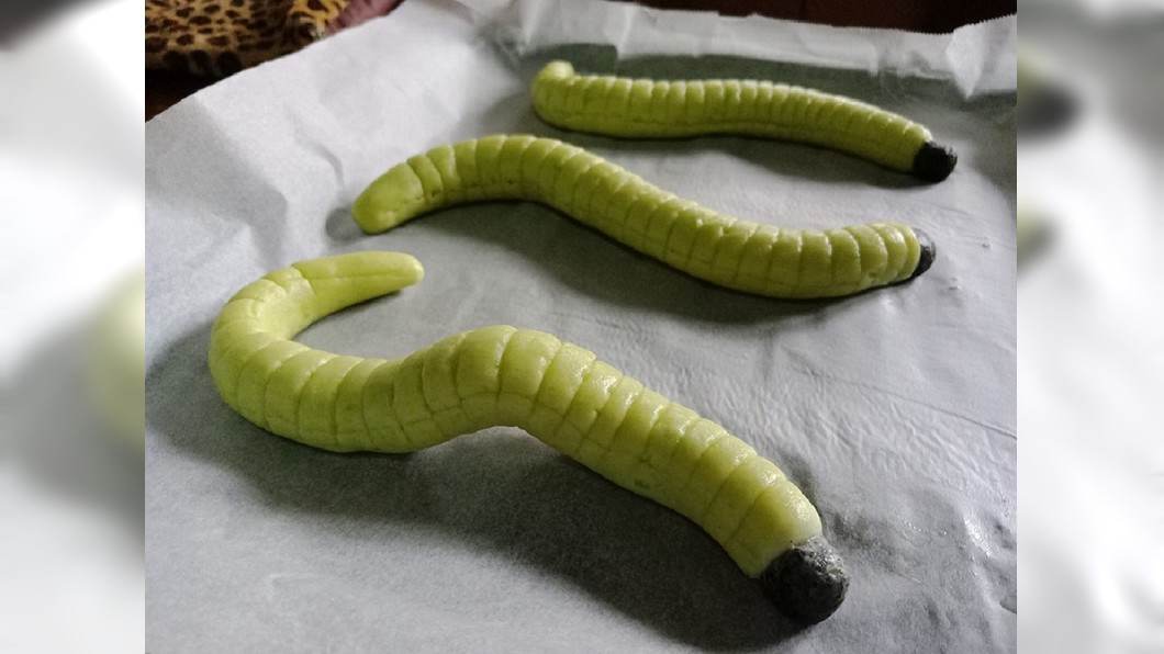 超強媽烘焙「綠色肥菜蟲」餅乾 網笑:讓我想起天蠶蟲