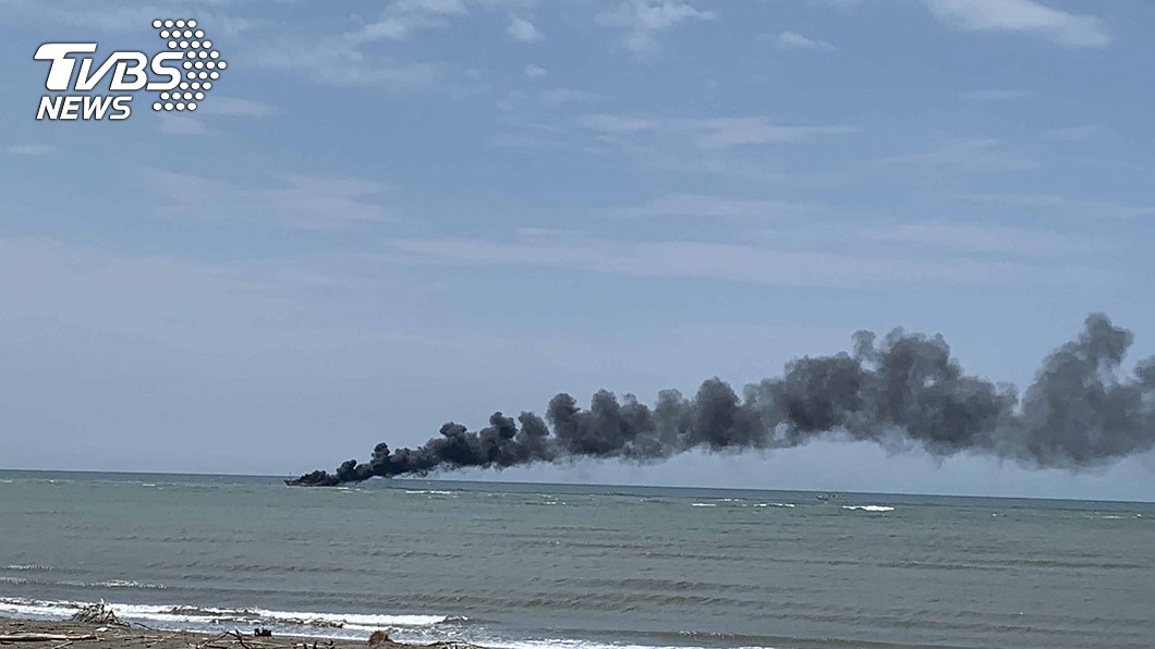 新竹南寮漁港外海漁船起火 4人獲救