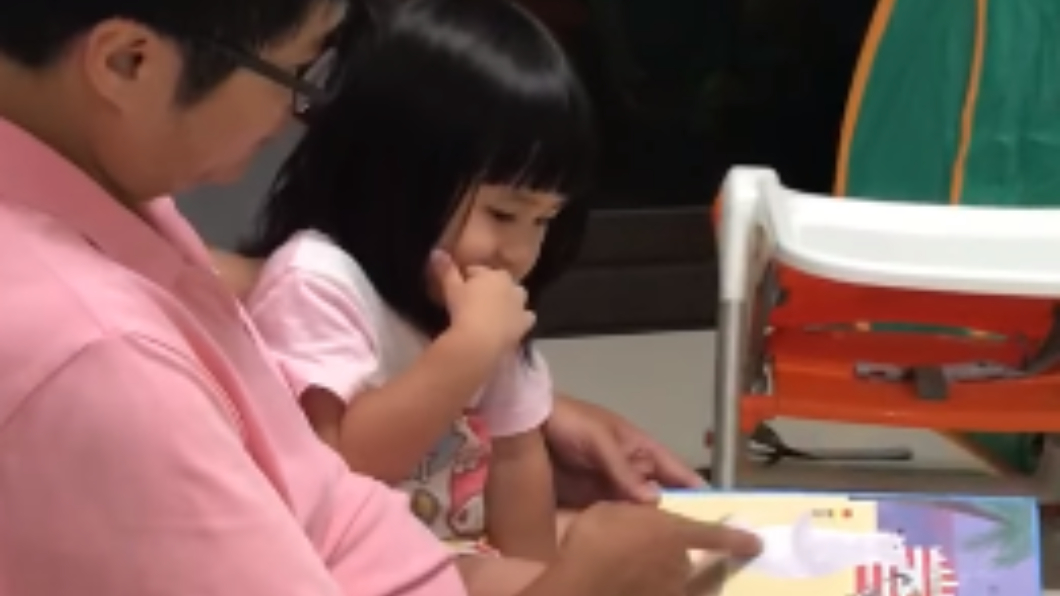 床邊故事變「布袋戲配音」? 網噴笑:想聽續集!