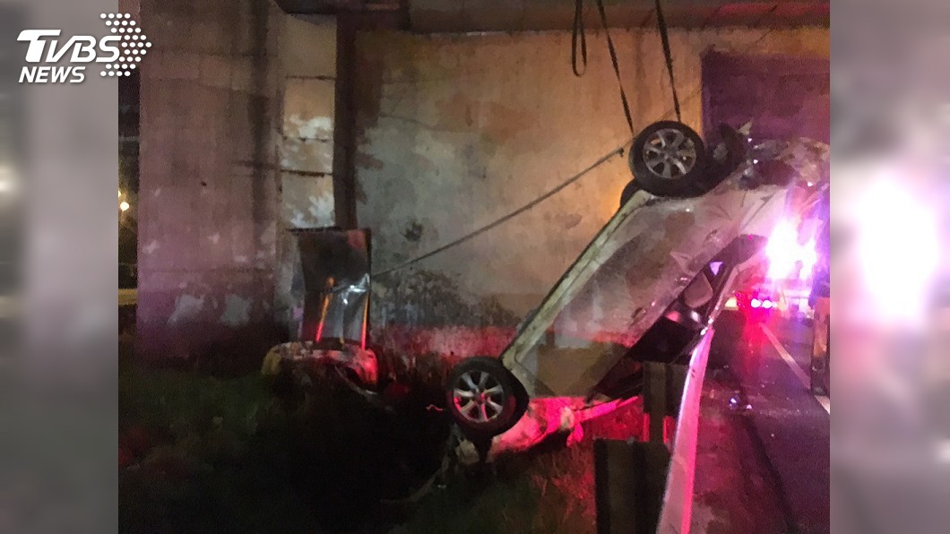 國道自撞翻車!汽車「立」在匝道草叢 酒駕男子陷昏迷