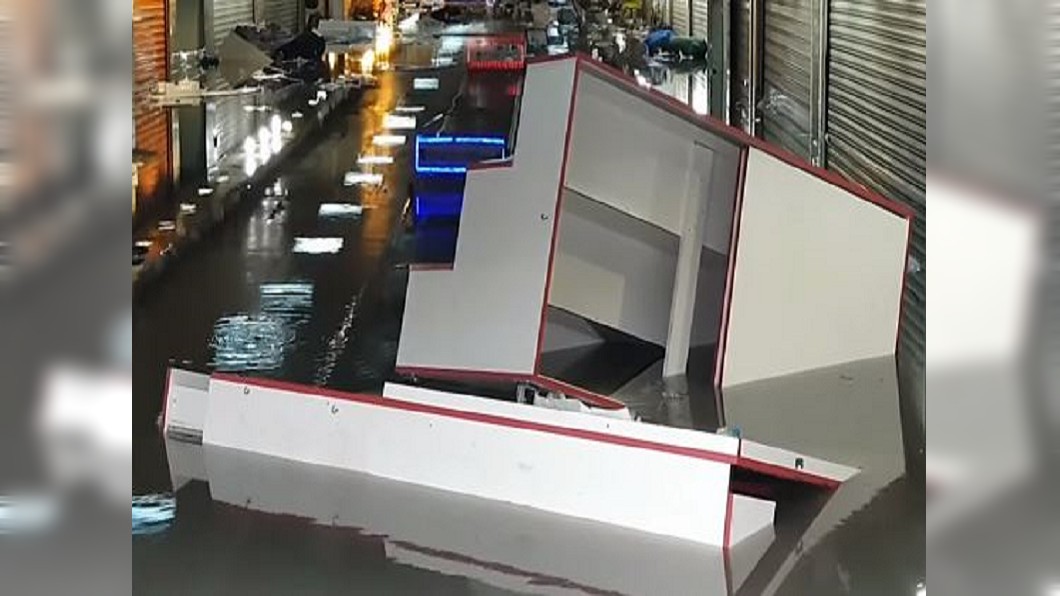 伊斯坦堡暴雨淹水 知名大市集水深及腰