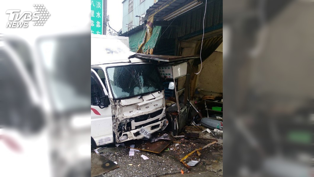 貨車疑因打滑撞進麵攤 3人受傷送醫無大礙